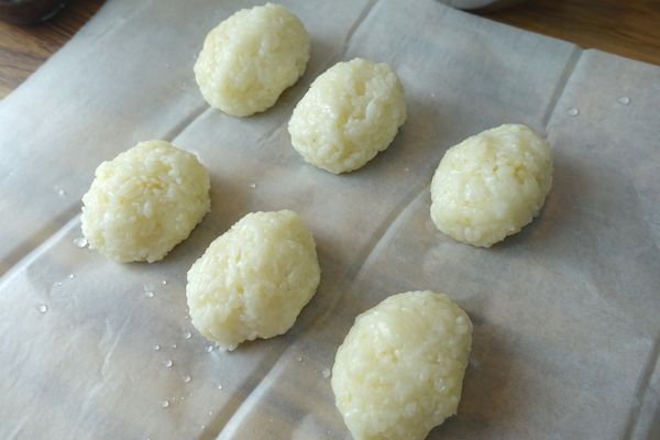 將飯捏製成大小適中的橢圓型。