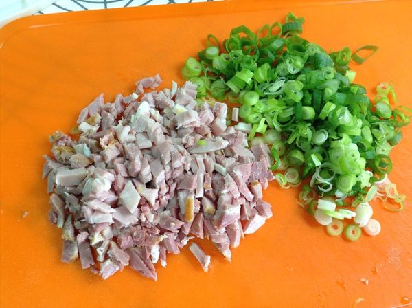 將葱和火腿片都切成細丁狀備用。