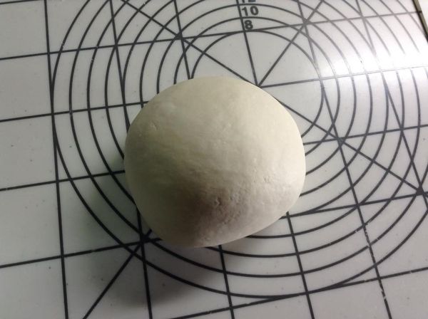 高筋和低筋麵粉混合，加入溫水（約30度左右）之後，用筷子先混合成團，再倒到作業台上，用手揉至三光後，靜置約30分鐘，再揉一下之後，用桿麵棒桿成約厚0.3公分左右的長條型餅皮。