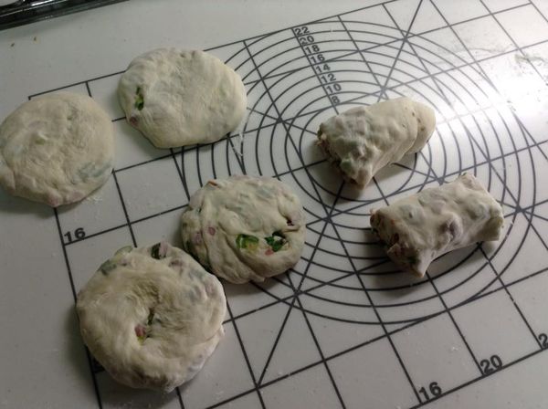 切成6等分之後，把頭尾拉一拉，稍微捲成麻花狀之後，壓成餅皮，再用桿麵棒壓成約0.3公分厚的餅皮。
