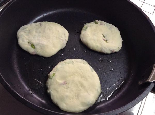 平底煎鍋上面塗上麻油，中小火熱鍋，將麵皮平均放好之後，煎到底部變白之後，表面塗麻面，再換面，這樣的動作一直重覆到兩面煎香（重覆表面塗油可以讓表皮更香脆）。
煎好了，放在木製的切板上，把手掌放在餅邊的左右，上下四邊用手掌的力量打壓繞圍，至中間開花即可。
注意：煎好的餅皮很燙喔，要小心操作。