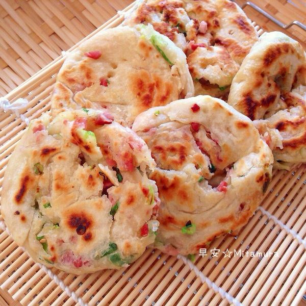 在家裡製作簡單的葱抓餅，加入美味的火腿、葱和白芝蔴，最是滿足。