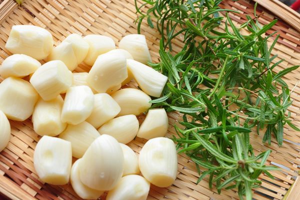 將蒜頭去殼後，迷迭香沖水洗淨..擦拭後要晾乾喔!