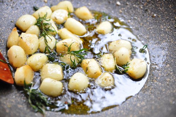完成芳香的迷迭香蒜香風味油，不管是沾麵包還是做義式麵食料理都別有風味!