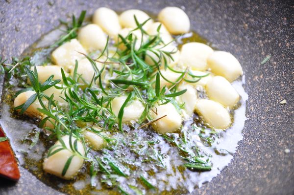 再放入新鮮迷迭香