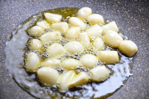 將蒜頭放入冷的初榨橄欖油裡小火慢慢煸出香氣