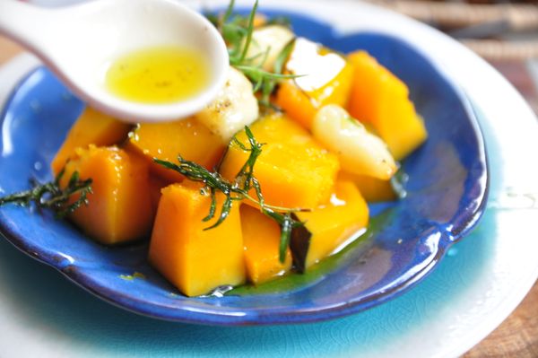 最後將迷迭香蒜香風味油淋上南瓜塊，連蒜頭也都可以食入更香