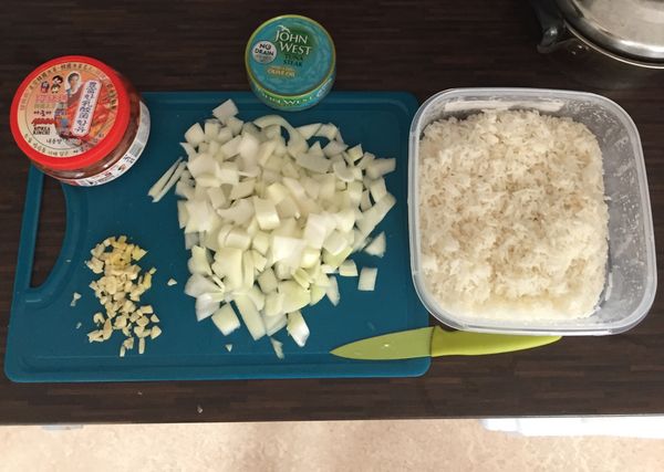 前一晚煮好米飯，放入冰櫃，煮前拿出來。同時切好所有材料。打勻三隻蛋並加少許白胡椒粉調味。