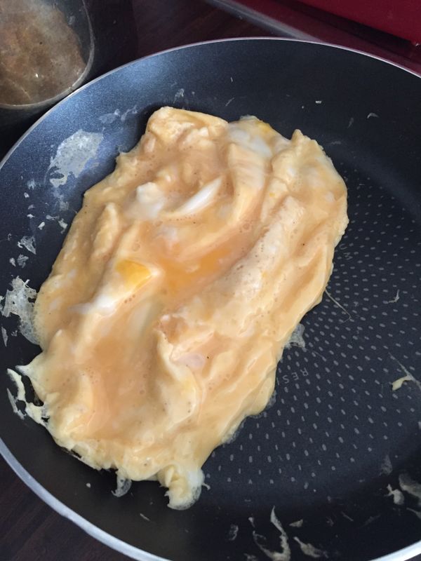 熱好鍋後放少許牛油掃滿整個鍋（開中火），溶了後可放薑、洋蔥、蒜。同時用另一隻鍋炒蛋至半熟。