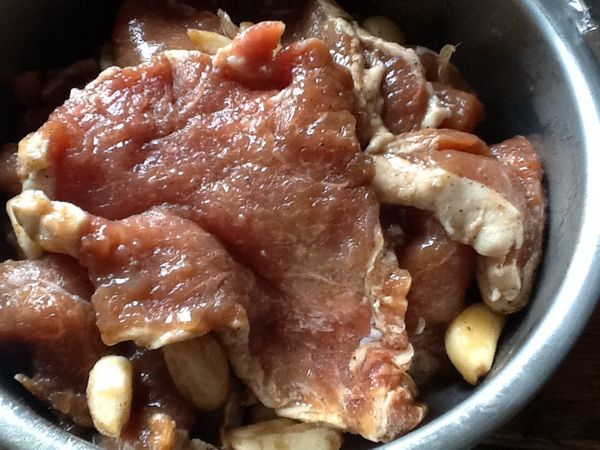 將里肌肉片加入所有的醃料，用手拌勻，並稍加抓捏數下，醃置約1小時，（亦可前一晚準備，放冰箱冷藏）。