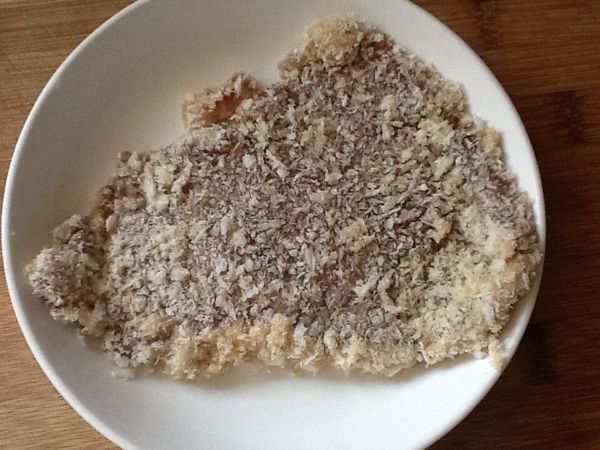 將肉片依序沾麵粉==》蛋液==》麵包粉，完成後放約8-10分鍾，使其反潮。若喜歡外衣較厚者，
  可改為依序沾麵粉==》蛋液==》麵包粉==》蛋液==》麵包粉）