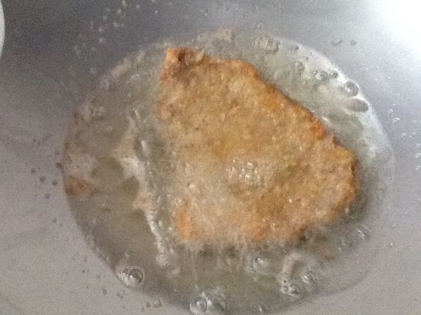 再將火源轉為中火，讓油溫升高至約190度C，再將已炸的肉排放入二次油炸，迅速不斷翻面，炸至雙面金黃色（約25-30秒）即可。（這是不含油逼油的手法，且吃起來外衣更酥脆）