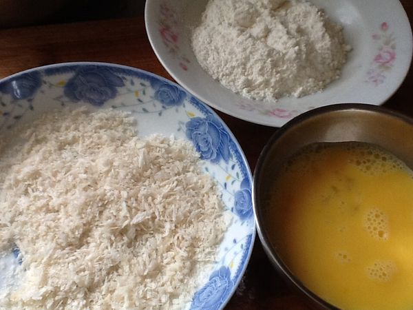 準備麵粉、麵包粉、蛋液。