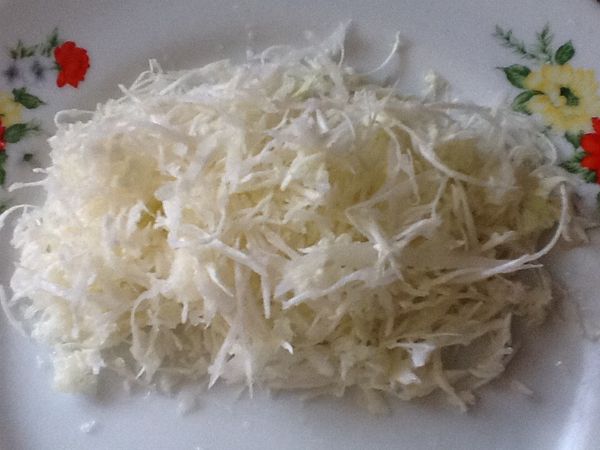 備高麗菜絲、小黃瓜片、小蕃茄，或自己喜愛的蔬果。