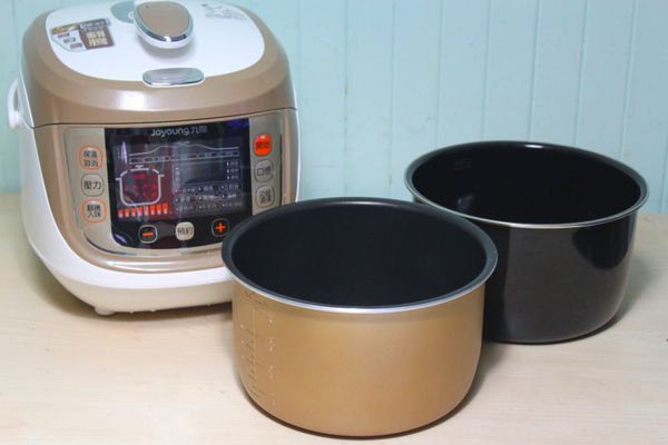 使用九陽翻騰智慧全能鍋內附的兩個內鍋，這一道料理選用的是纯鐵鑄造晶瓷內鍋(黑)。