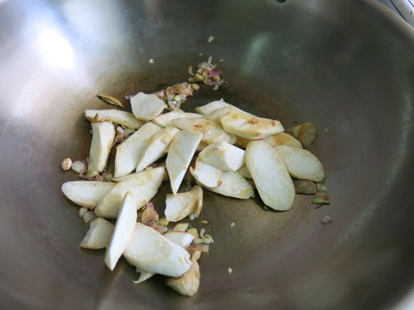 平底鍋鍋熱倒入麻油，放下紅蔥頭炒到香味出來，再加入杏鮑菇拌炒一下撈出。