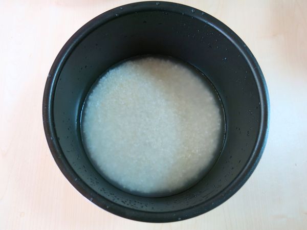 白米清洗完加入水量杯2杯，浸泡15分鐘以上。