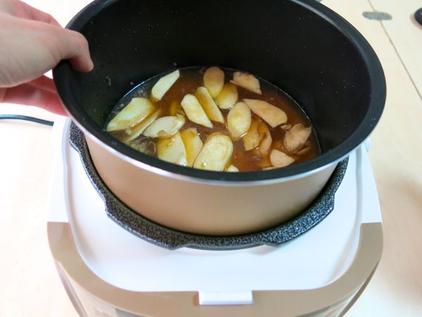 再加入醬油與味霖攪拌混和。