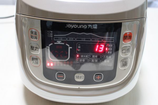 蓋上鍋蓋，按下主要功能鍵「一般米飯」功能，口感設定為「標準」。