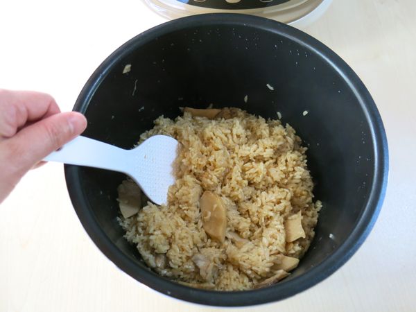 剛取出的杏鮑菇麻香炊飯熱騰騰的，麻油混合著醬油香氣，記得可用隨附的飯匙從下由上翻動，這  樣可讓炊飯降溫更有彈性變好吃喔！