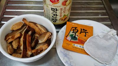 所需食材：
雞蛋
烏龍茶葉一包
滷包一包
乾香菇
醬油