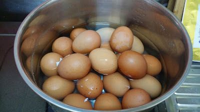 將雞蛋洗乾淨後用水煮熟後，
用冷水沖洗過再輕敲蛋殼這樣比較好吸收滷汁。