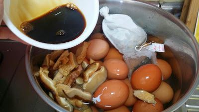 放入烏龍茶葉、滷包還有泡過水的乾香菇。再加入醬油。