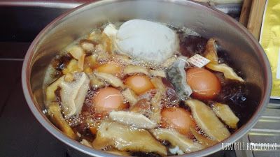 開大火煮到滾之後關小火悶煮一個小時後熄火。
放置三、四個小時後試試看味道，
不夠鹹的話再加一點醬油。
但不要加太多，
因為要放隔夜後再煮滾一下味道會變比較鹹一點，
可以讓茶葉蛋更上色。