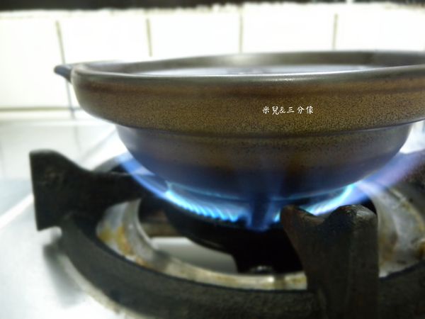 開始煮米囉!!!!
一開始開超級大火!
另外 剛剛泡的香菇水要到進去!
這樣放才會有香菇香氣