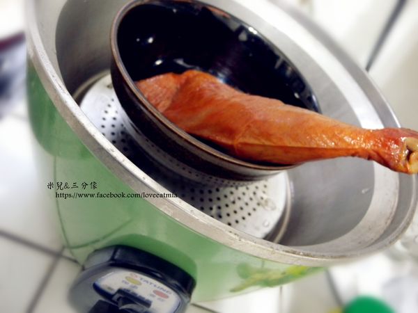 先將雞腿放進電鍋蒸
用200C.C的水喲!!!