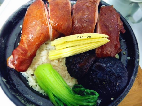 在把料排上去!
開始燒鍋巴~  然後把薰雞腿的汁都到進去一起悶~
上面還要淋少許油!!