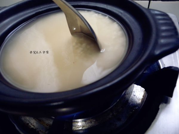 煮的時候要攪拌喲!!
小心開大火 短湯匙會燙手喲!
Eason大廚 可是有練過的