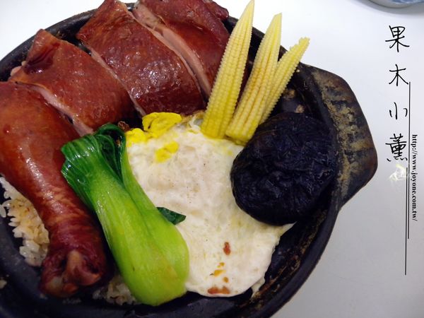 起鍋後  煎一顆荷包蛋  淋一點點點點的醬油!!!
就像外面賣的啦!!