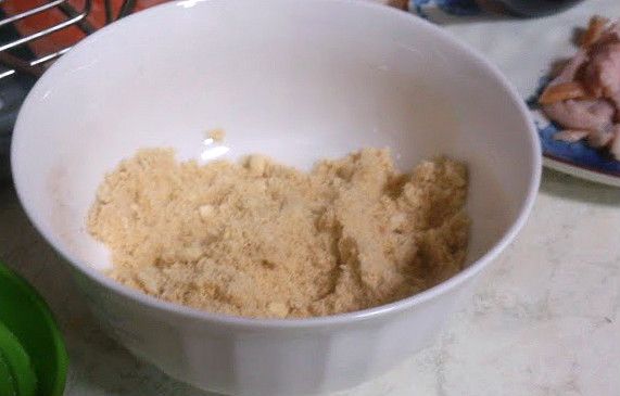 將蘇打餅乾壓成小碎塊(可以用果汁機打 但千萬要注意不能像我一樣打太碎 會沒有口感)和燻雞倒在一起攪拌 可加一些些水讓餅乾可以黏在燻雞上