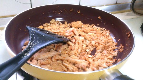 慢慢炒成金黃色 期間可以加一點點油去炒