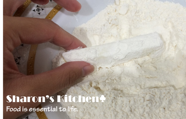 整條裹上一層麵粉