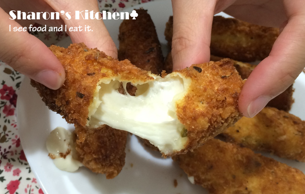 熱油鍋，將起司條下入鍋中直到呈現漂亮金黃色即可取出