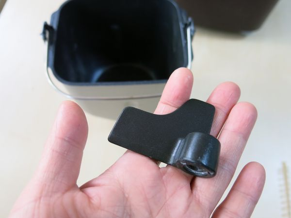 選擇麵糰專用葉片套入麵包容器裡。