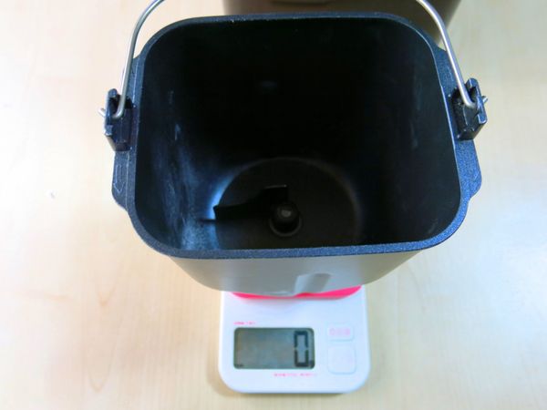 肉桂習慣直接把麵包機容器，放置電子秤上先規0，
再把食材重量邊測量邊放進去。