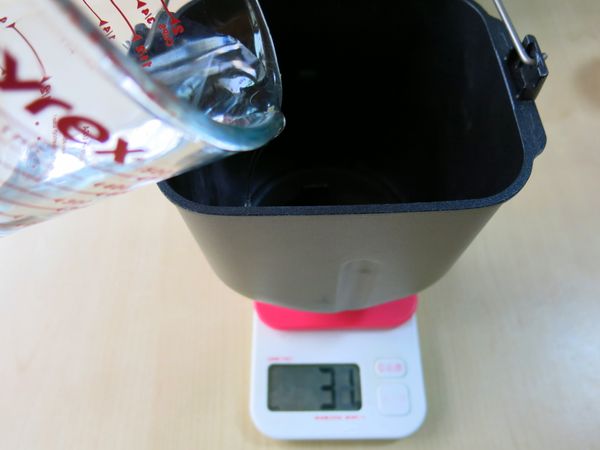 先加入細砂糖、鹽、再倒入冷水。