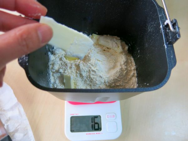 再加入高、低筋麵粉與奶粉，最後放入奶油。