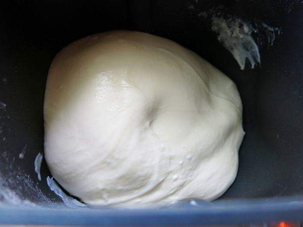 稍稍打開上蓋，麵糰打得真的漂亮，光滑且有彈性，
我想用手撐開的話，筋膜擴張的很完整吧。