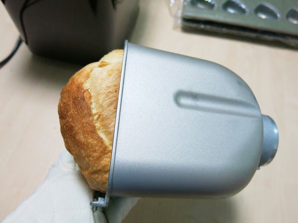 機器完成後，馬上用隔熱手套拿出來喔，不然麵包會潮濕變凹至萎縮的，
這時後的土司香氣最濃了，顏色也烤得很均勻。