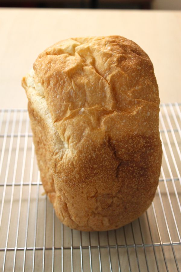 取出吐司後放冷，就看等下切片是不是軟到會下腰了…