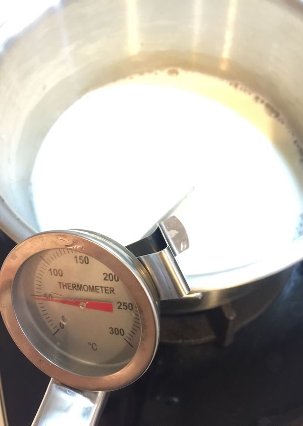 湯鍋放入牛奶、砂糖、鮮奶油攪拌均勻加熱至80度熄火