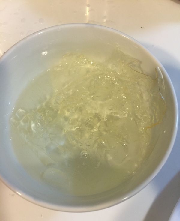 吉利丁片以冰水泡軟備用