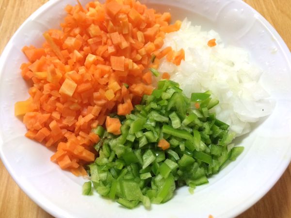 玉ねぎ、人参、ピーマンをみじん切りにします。
