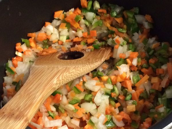 熱した鍋にオリーブオイル（橄欖油　小匙１）を入れて、１を炒めます。