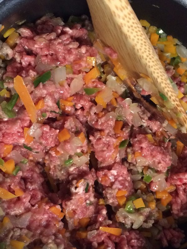 ミンチ肉を加えてよく炒めます。