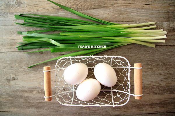 韭菜挑選時可選擇顏色挺直、翠綠較佳。莖部較細的韭菜，質地細緻比較好吃。